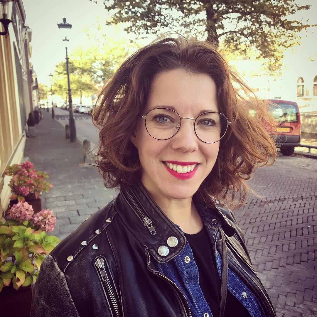 Vrouw met ronde bril op de Oudestraat Kampen