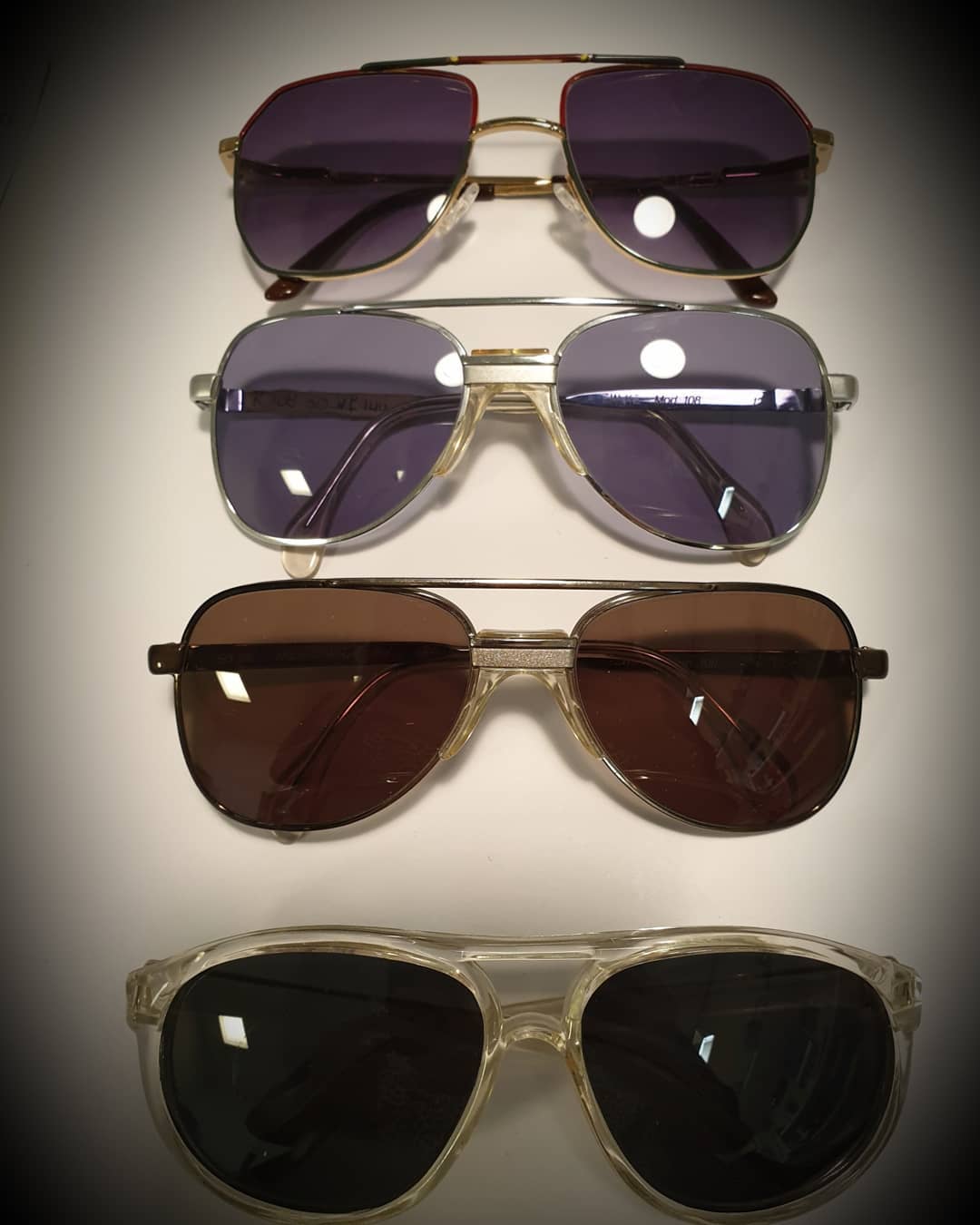 Vier vintage aviator zonnebrillen op tafel