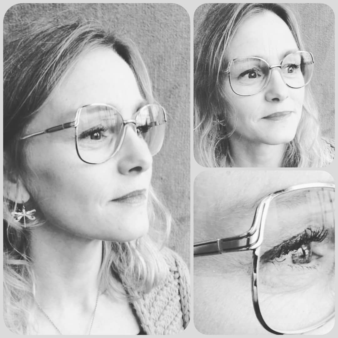 Vrouw met kleurrijke ronde vintage zonnebril