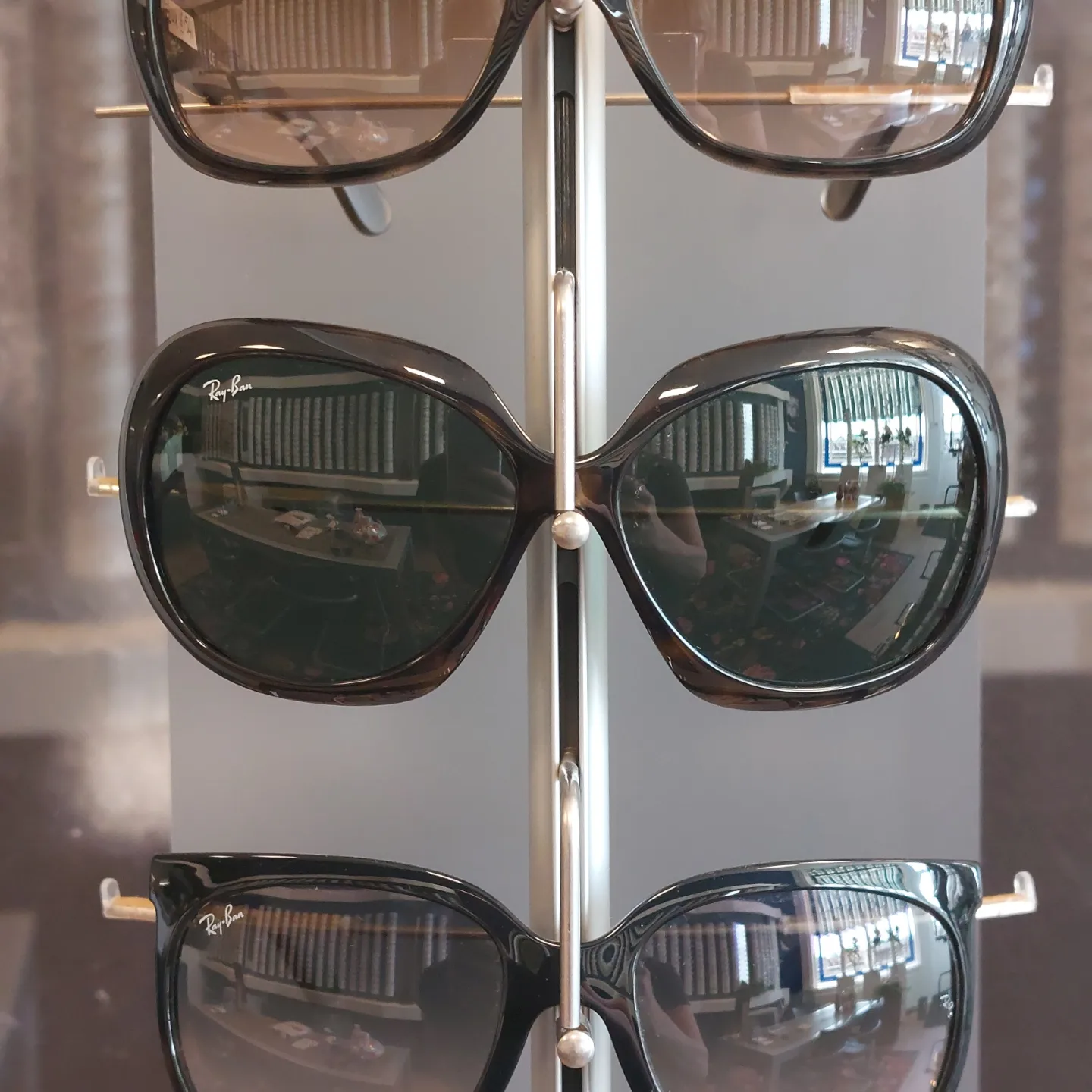 Ray-Ban zonnebrillen display in de winkel