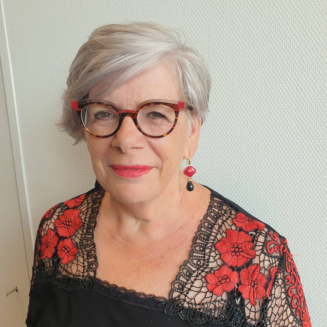 Elegante dame met schildpad bril en rode lipstick