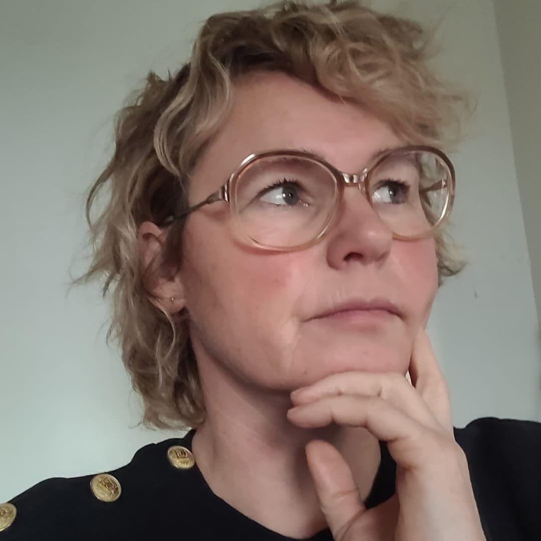 Vrouw met denkende blik en vintage bril