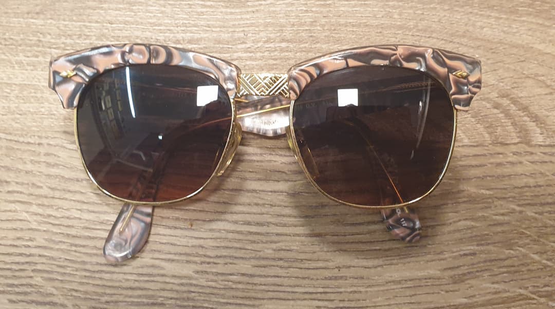 Browline vintage zonnebril op houten ondergrond