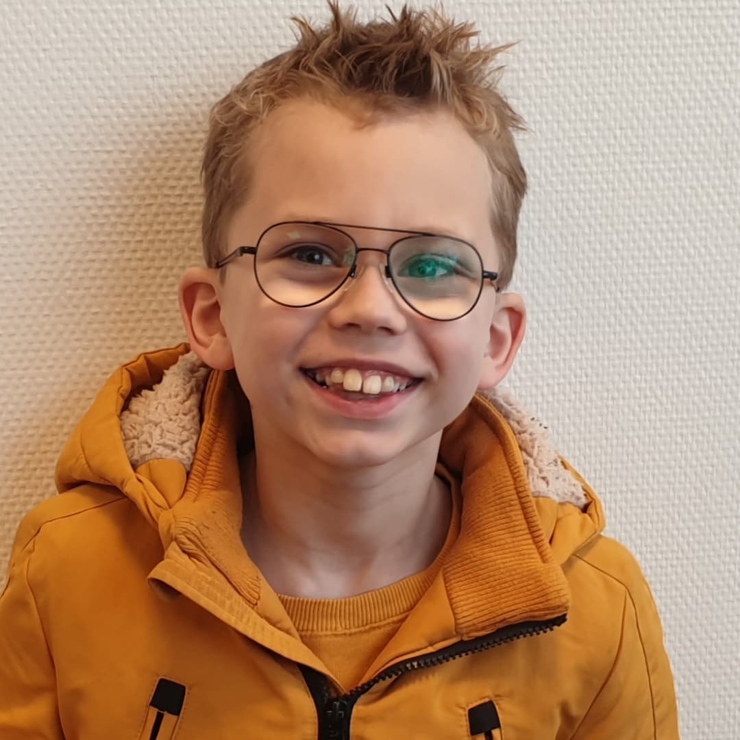 Jongen met stoere aviator bril, blij lachend
