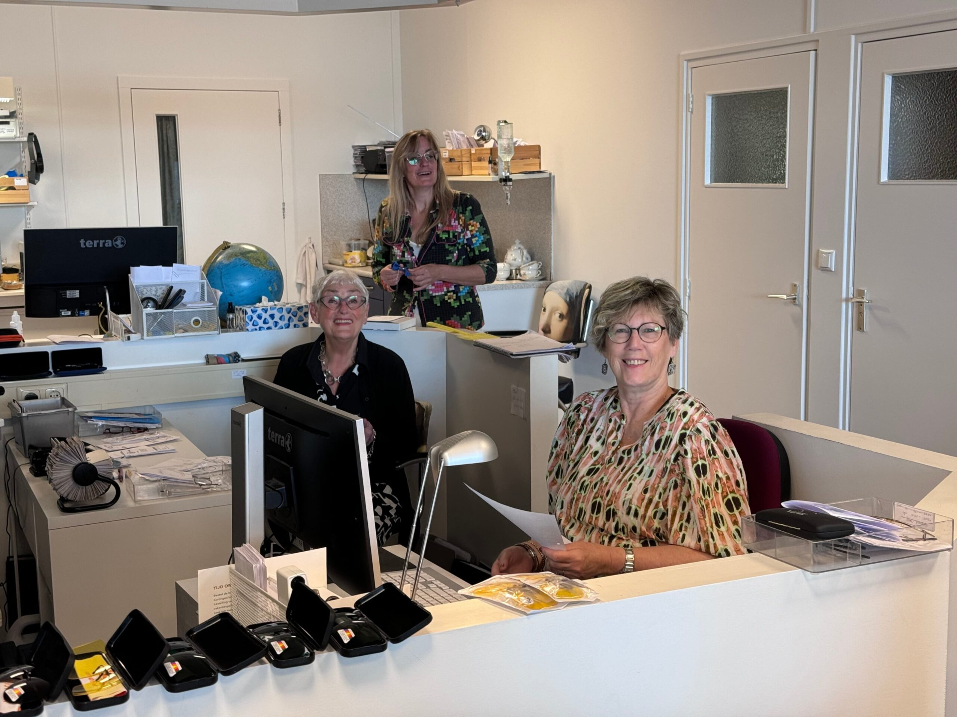 Het team van Hans Leurink Optiek achter de balie